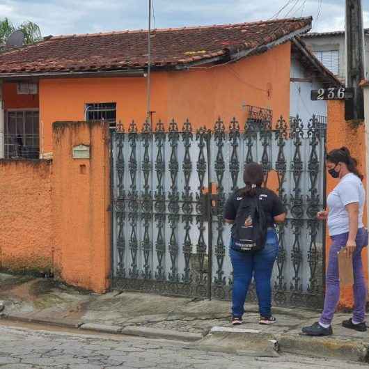 Metade das residências de Caraguatatuba não recebe visita dos agentes do CCZ; ação dificulta trabalho de combate à dengue