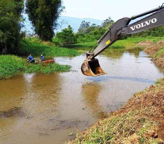 Prefeitura de Caraguatatuba realiza desassoreamento de trecho do Rio Juqueriquerê