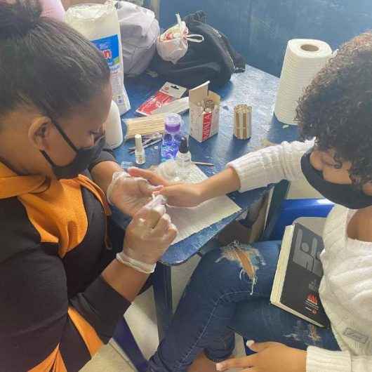 Moradoras do residencial Nova Caraguá II concluem curso de Manicure e recebem kit de trabalho