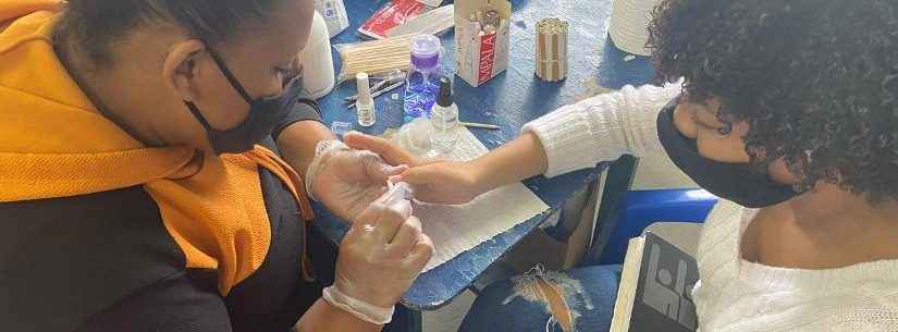 Moradoras do residencial Nova Caraguá II concluem curso de Manicure e recebem kit de trabalho