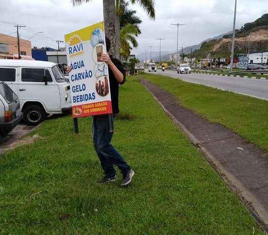 Prefeitura de Caraguatatuba orienta comerciantes sobre placas publicitárias colocadas em locais irregulares