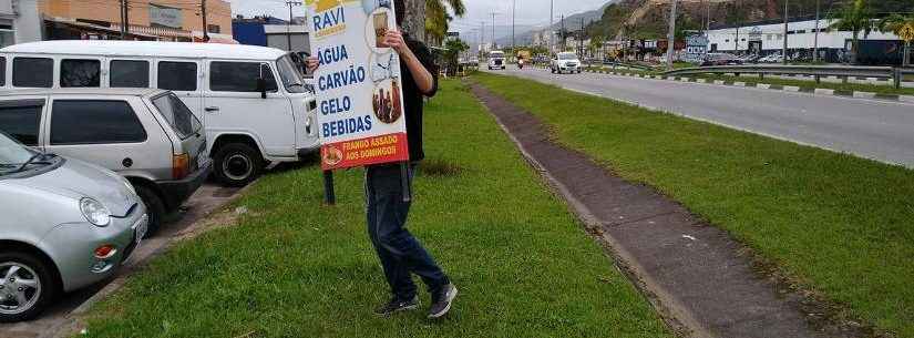 Prefeitura de Caraguatatuba orienta comerciantes sobre placas publicitárias colocadas em locais irregulares