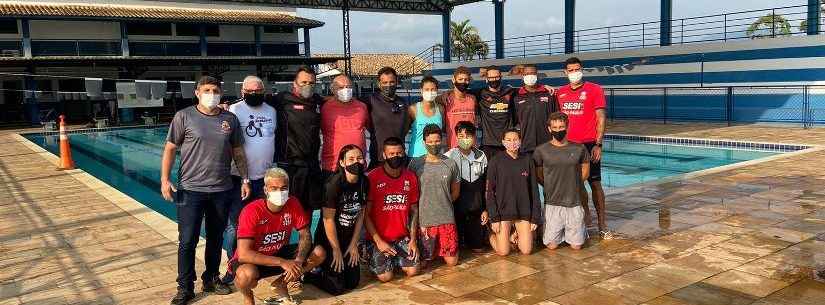 Nadadores do Centro de Excelência do SESI treinam em Caraguatatuba