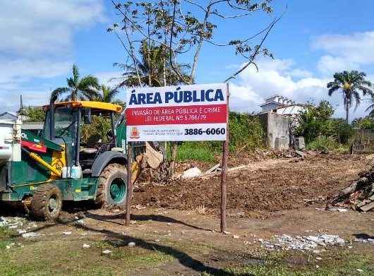 Prefeitura de Caraguatatuba retira materiais de área pública no Jardim Britânia