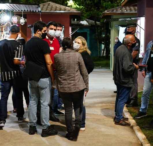 Secretaria de Turismo fiscaliza e orienta artesãos da Feira de Artesanato de Caraguatatuba