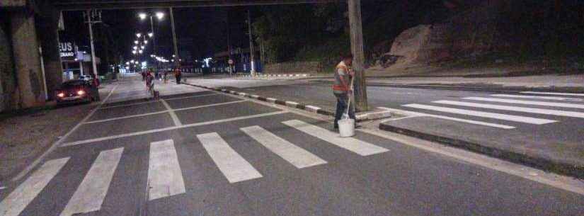 Prefeitura de Caraguatatuba faz pintura de guias durante a madrugada na rodovia