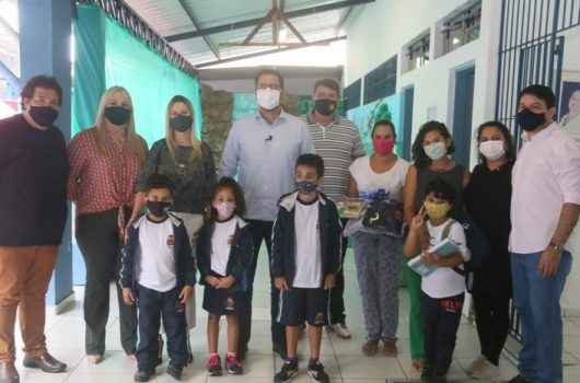 Caraguatatuba inicia entrega de mais de 20 mil kits de uniformes e materiais escolares Caraguatatuba inicia entrega de mais de 20 mil kits de uniformes e materiais escolares