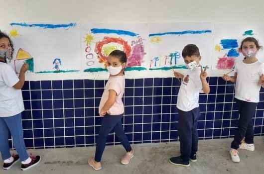 Educação de Caraguatatuba amplia tempo de permanência dos alunos nas escolas municipais Educação de Caraguatatuba amplia tempo de permanência dos alunos nas escolas municipais