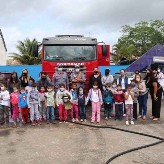 Escola de Caraguatatuba recebe visita de bombeiros dentro da programação da FLIC 2021