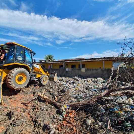 CCZ e Sesep retiram quase 15 toneladas de lixo de antigo depósito de reciclagem no Perequê-Mirim