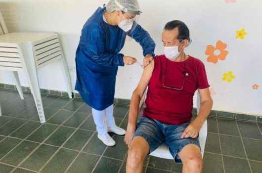 Idosos das Instituições de Longa Permanência começam receber terceira dose contra Covid-19 Idosos das Instituições de Longa Permanência começam receber terceira dose contra Covid-19
