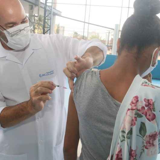 Caraguatatuba começa vacinar adolescentes de 12 a 15 anos e aplica dose de reforço em idosos