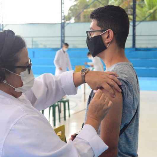 Vacinação contra Covid-19 continua para adultos e adolescentes, em Caraguatatuba