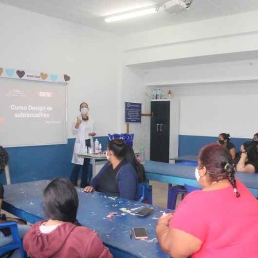 Moradoras do residencial Nova Caraguá II participam de curso de Design de Sobrancelha do SESI