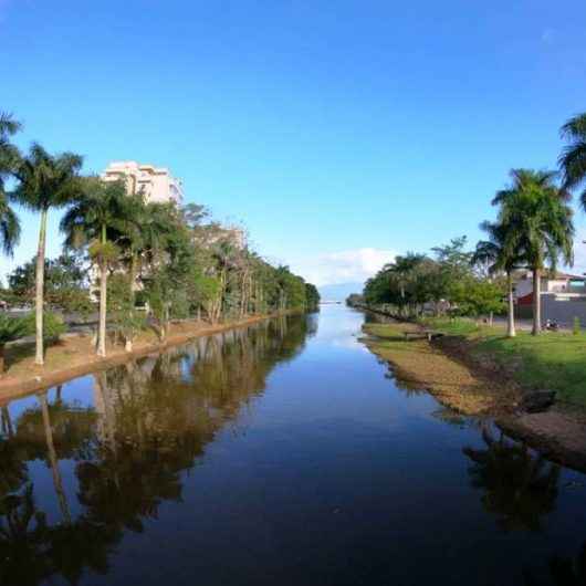 Prefeitura realiza mutirão de limpeza nas margens do Rio Santo Antônio