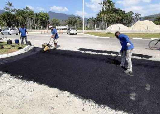 Prefeitura de Caraguatatuba conclui Tapa Buracos em rua da região sul