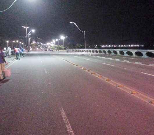 Prefeitura de Caraguatatuba realiza pintura de guias na Avenida da Praia durante a madrugada