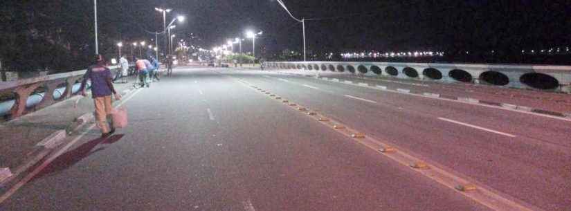 Prefeitura de Caraguatatuba realiza pintura de guias na Avenida da Praia durante a madrugada