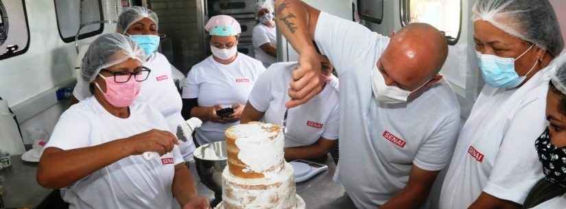 Alunos finalizam curso com produção de bolo para casamento