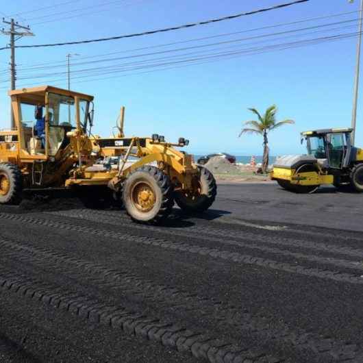 Prefeitura de Caraguatatuba faz recapeamento asfáltico em via de acesso na marginal do Massaguaçu