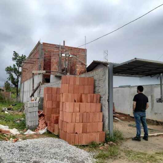 Fiscalização da Prefeitura de Caraguatatuba embarga obra irregular no Golfinhos