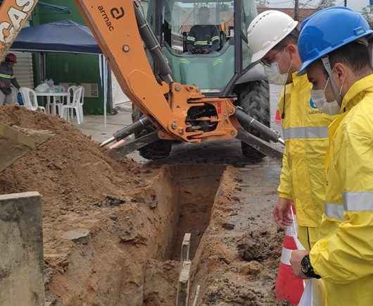 Prefeito de Caraguatatuba visita obras de coleta e tratamento de esgoto no Rio do Ouro