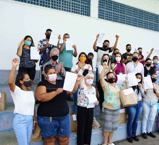 Moradores do Nova Caraguá II concluem  curso de Barbeiro do SESI e recebem certificado e kit de trabalho