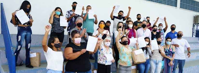 Moradores do Nova Caraguá II concluem  curso de Barbeiro do SESI e recebem certificado e kit de trabalho