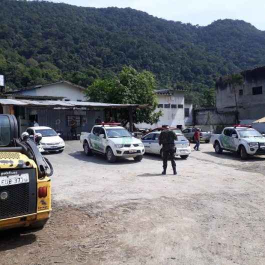 Prefeitura de Caraguatatuba impede invasão de áreas públicas nos bairros Casa Branca e Alto Jetuba