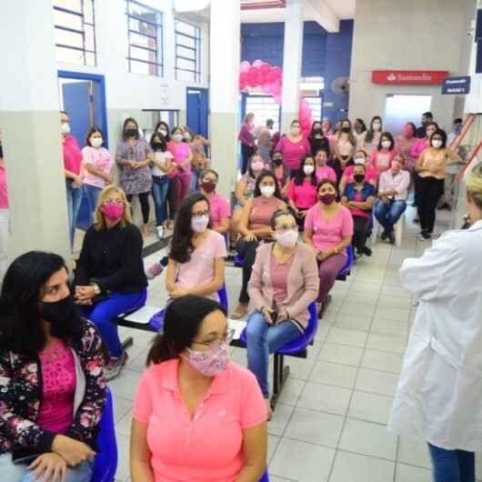 Funcionárias da Prefeitura de Caraguatatuba assistem palestra de prevenção ao câncer de mama