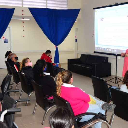 Pacientes do CAPS AD de Caraguatatuba participam de encontro que reforça importância da prevenção ao câncer de mama e colo de útero