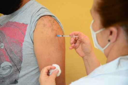 Caraguatatuba antecipa segunda dose da vacina AstraZeneca para 56 dias Caraguatatuba antecipa segunda dose da vacina AstraZeneca para 56 dias