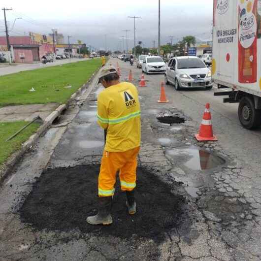 Após cobranças, DER inicia Operação Tapa Buracos no trecho da Rodovia Rio-Santos, em Caraguatatuba