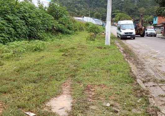 Prefeitura de Caraguatatuba retira cerca em área pública no bairro Casa Branca