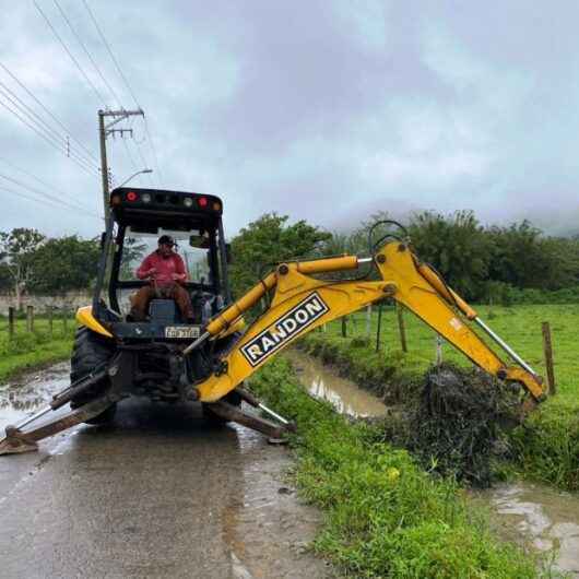 Prefeitura continua com desassoreamento de valas durante período chuvoso