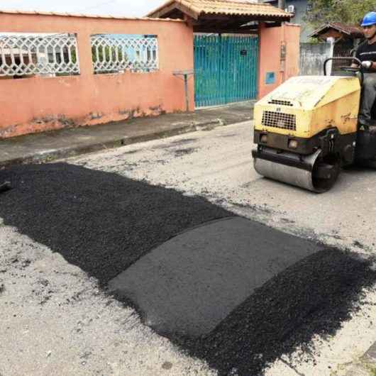 Prefeitura de Caraguatatuba reforça Operação Tapa Buracos e instala lombadas pela cidade