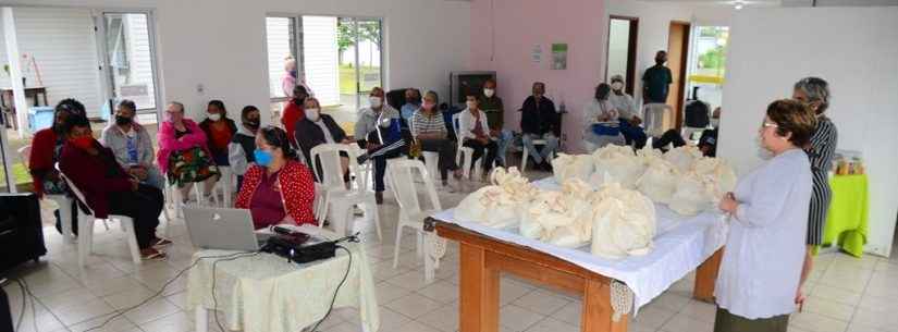 Moradores do programa Vila Dignidade comemoram Dia do Idoso