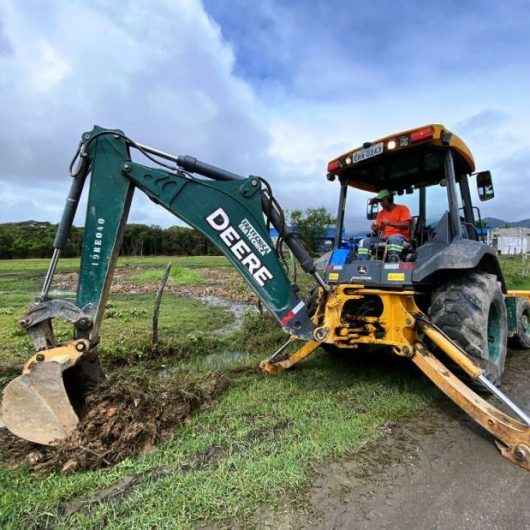 Prefeitura de Caraguatatuba intensifica desassoreamento de valas durante período de chuvas