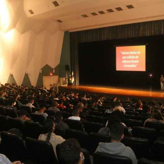 Prefeito de Caraguatatuba anuncia Mutirão de Emprego durante treinamento preparatório para processo seletivo