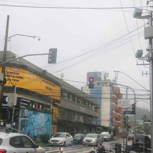 Fiscalização por câmera em semáforos começa a funcionar neste sábado em Caraguatatuba