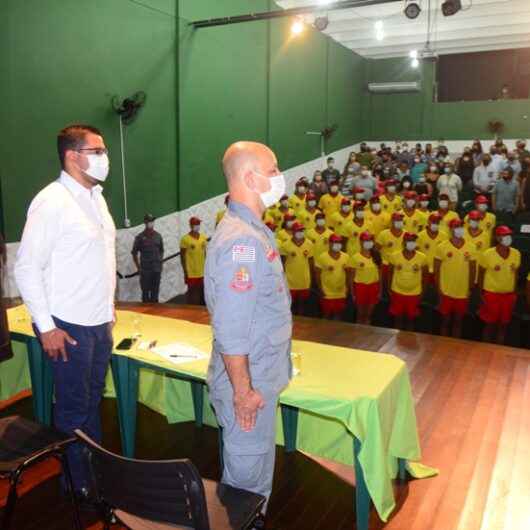 Prefeito de Caraguatatuba participa da formatura dos Guardas-Vidas Temporários