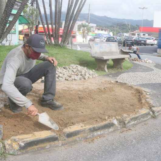 Secretaria de Obras Públicas realiza assentamento de pedras portuguesas e faz manutenção em outros pontos