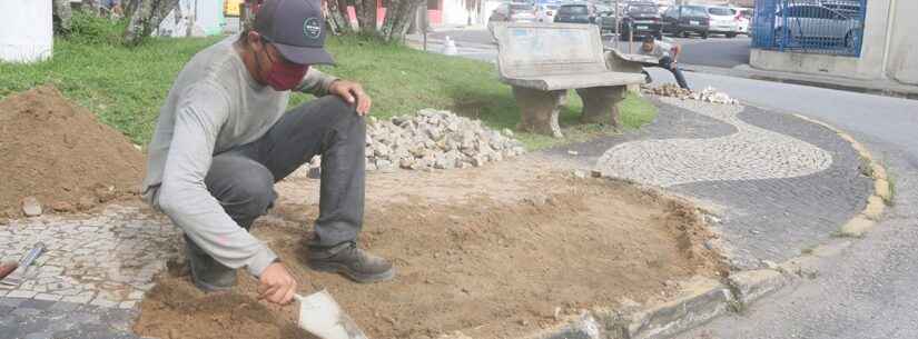 Secretaria de Obras Públicas realiza assentamento de pedras portuguesas e faz manutenção em outros pontos