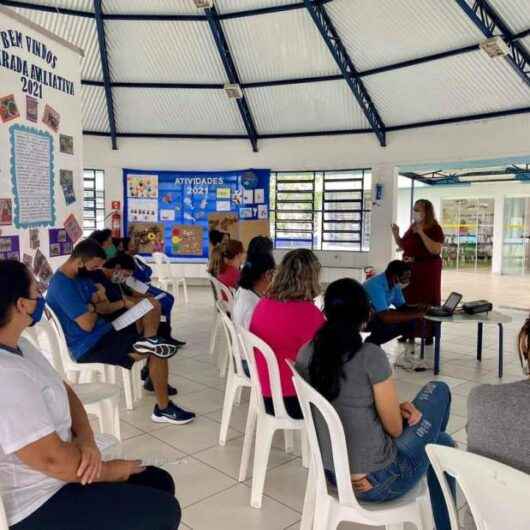 Funcionários de escola do Perequê-Mirim recebem orientações sobre conduta profissional no serviço público