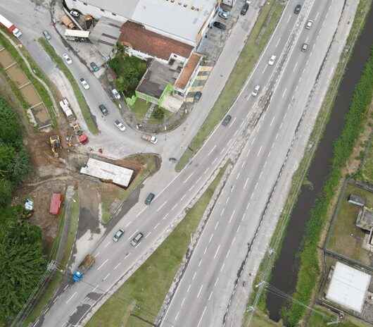 Rodovia SP-55 fica bloqueada para obras do Canal Extravasor; Avenida da Praia segue como rota alternativa