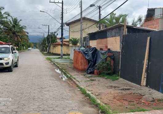 Prefeitura de Caraguatatuba realiza desobstrução de vias nos bairros Capricórnio e Delfim Verde