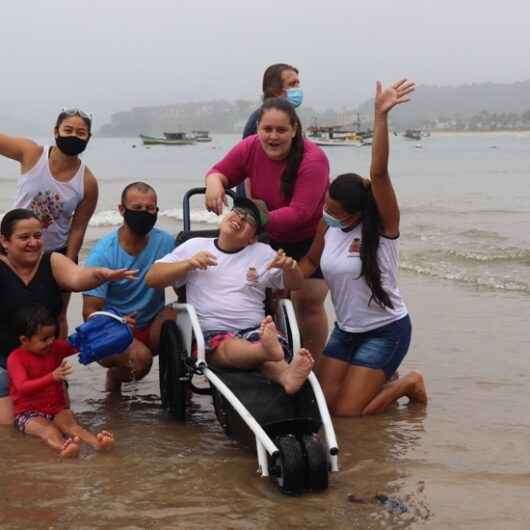 Alunos de Caraguatatuba participam de vivência inclusiva na praia