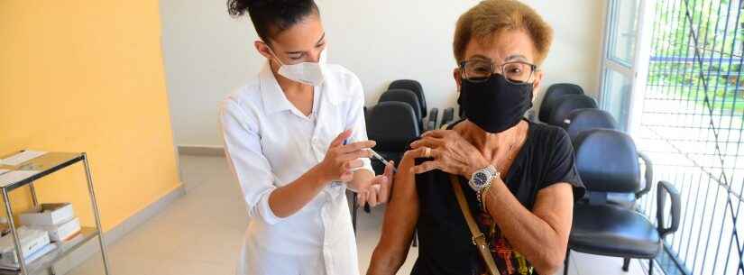 Secretaria de Saúde aplica vacina contra Covid-19 durante Empreenda Caraguatatuba