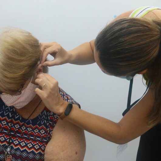 Saúde inicia entrega de mais 120 aparelhos auditivos para pacientes do setor de reabilitação do CEM