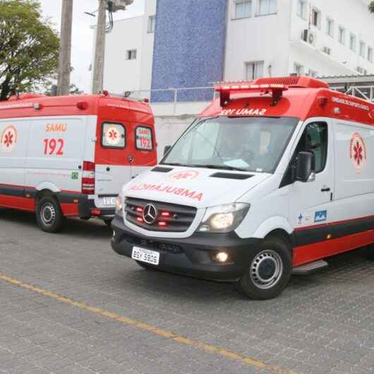 #PraCegoVer: Dois agentes de trânsito da Secretaria de Mobilidade Urbana e Proteção ao Cidadão (Foto: Cláudio Gomes/PMC)